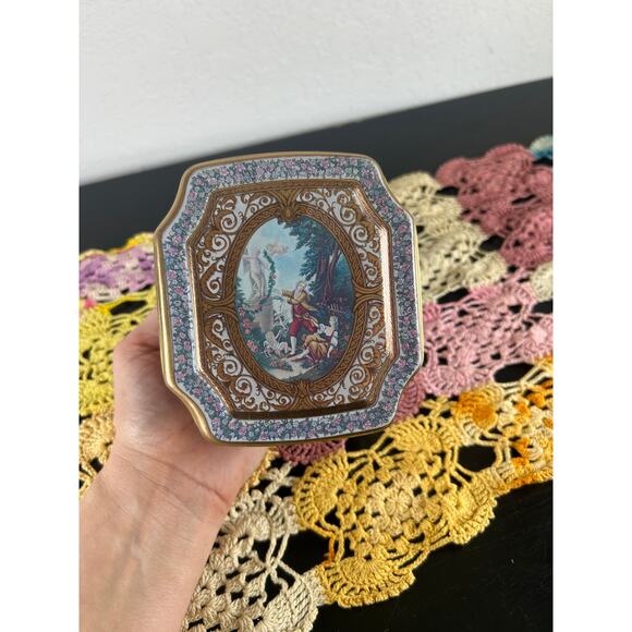 Vtg Decorative Tin with lid- Meister- Victorian Cherubs- regal intricate golden - Picture 4 of 7